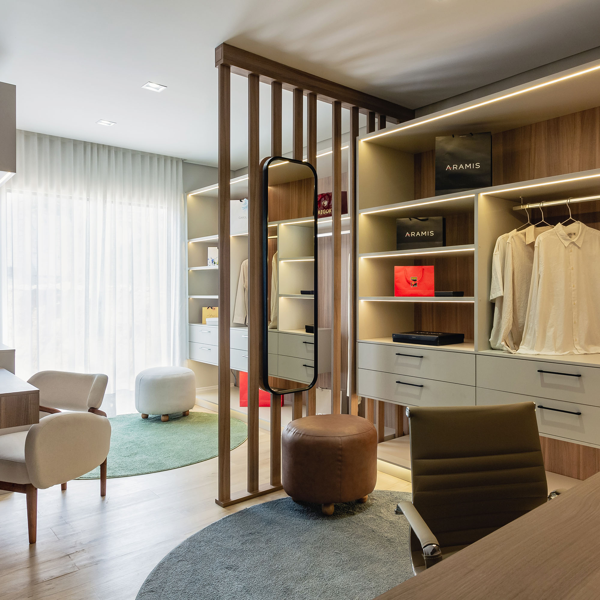 Closet da suíte master do apartamento decorado do Grand Garden Residence Taubaté